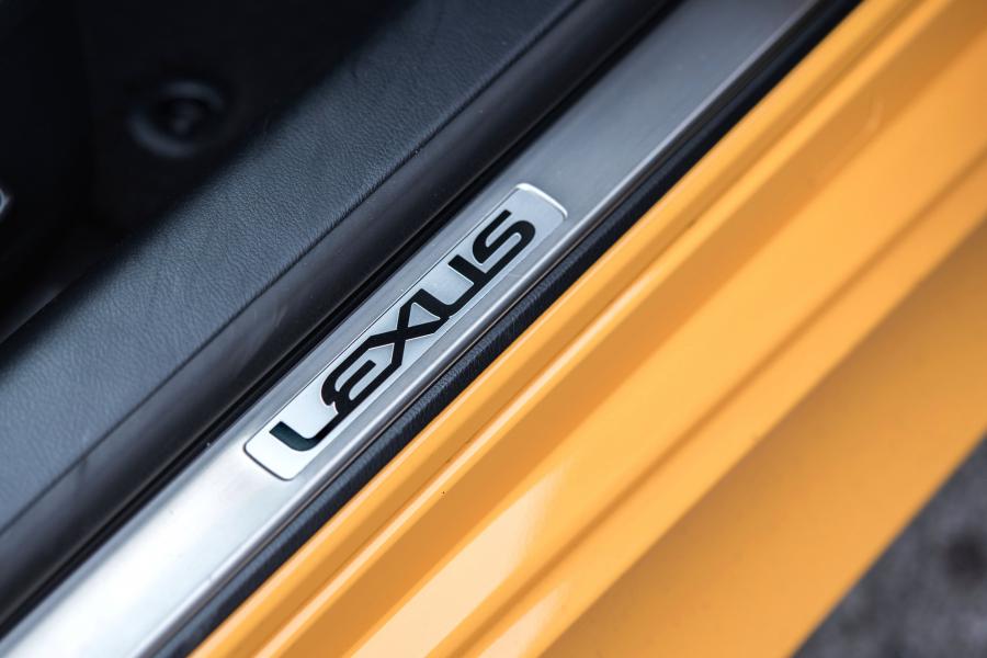 Детали интерьера Lexus RC350 AWD F-Sport 2018 года  (NA) (фото 13 из 20)